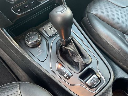 Used 2021 Jeep Cherokee Latitude Lux w/ Comfort/Convenience Group image 17