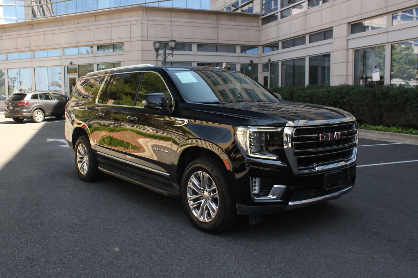 Used 2021 GMC Yukon XL SLT w/ SLT Premium Package AWD/4WD image 1