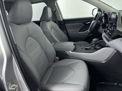 Used 2020 Toyota Highlander XLE image 25