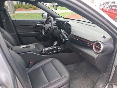 Used 2025 Chevrolet Trax RS w/ Sunroof Package FWD image 10