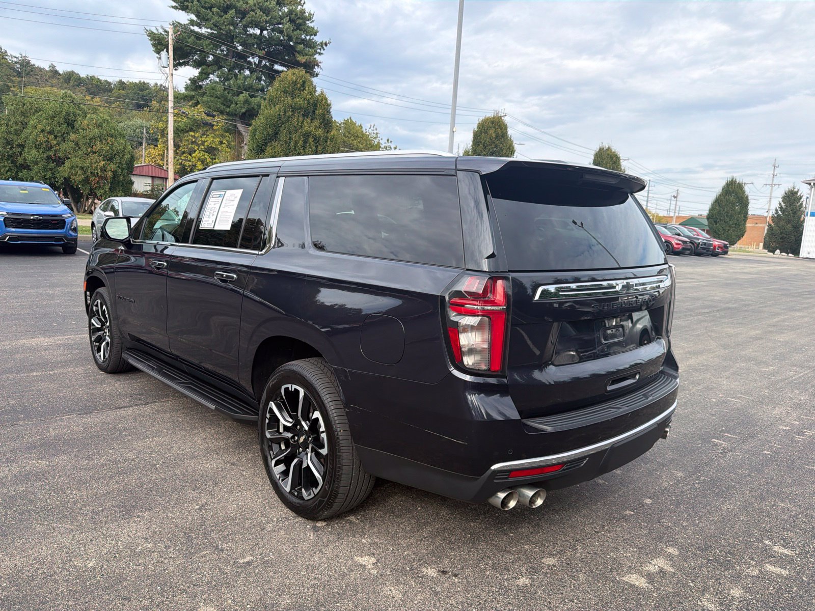 Used 2023 Chevrolet Suburban Premier w/ Premium Package AWD/4WD image 3