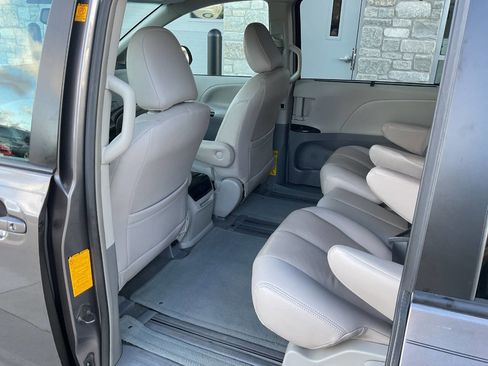 Used 2012 Toyota Sienna LE w/ Towing Pkg image 26