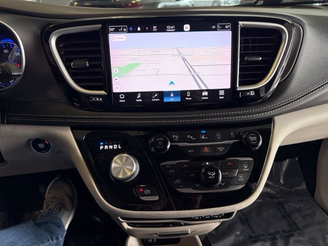 Used 2022 Chrysler Pacifica Touring-L w/ Uconnect Theater Family Group FWD image 17