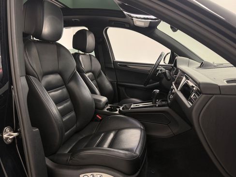 Used 2024 Porsche Macan AWD/4WD image 25
