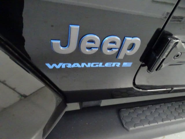 Certified 2024 Jeep Wrangler Unlimited w/ Convenience Group AWD/4WD image 23