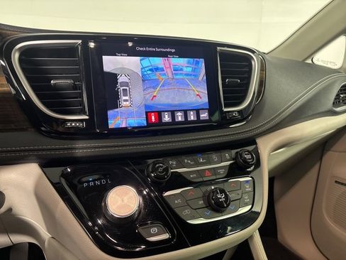 Certified 2022 Chrysler Pacifica Limited image 13