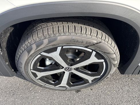 New 2026 Volkswagen Tiguan SE image 7