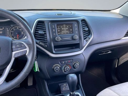 Used 2017 Jeep Cherokee Sport FWD image 6
