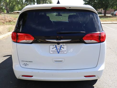 Used 2022 Chrysler Voyager LX FWD image 6