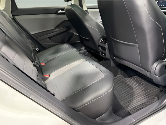 Used 2023 Volkswagen Taos SE w/ Panoramic Sunroof Package FWD image 32