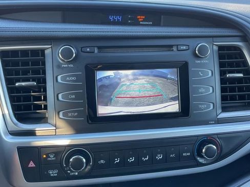 Used 2019 Toyota Highlander LE image 18