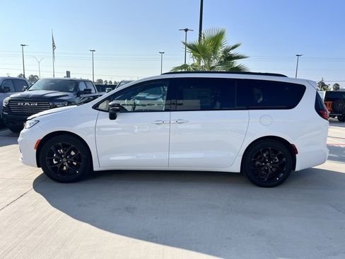 New 2026 Chrysler Pacifica Select w/ S Appearance Package image 4