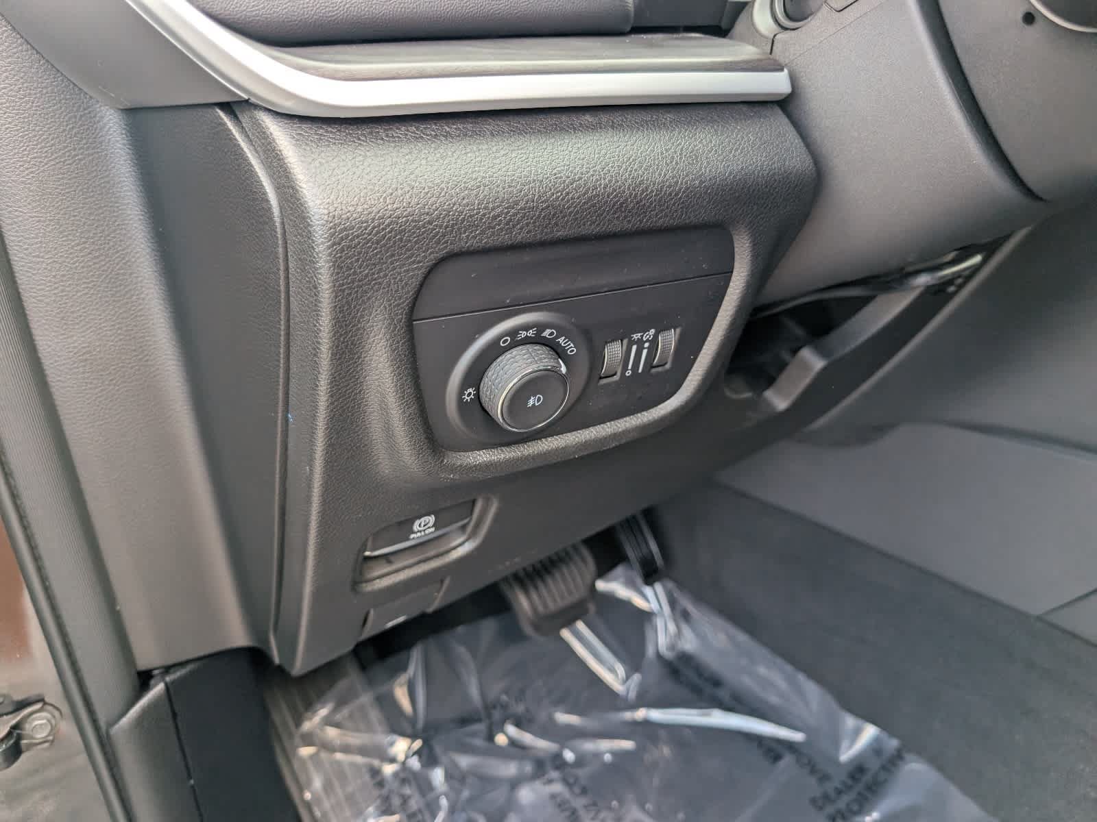 Used 2023 Jeep Grand Cherokee Limited AWD/4WD image 22