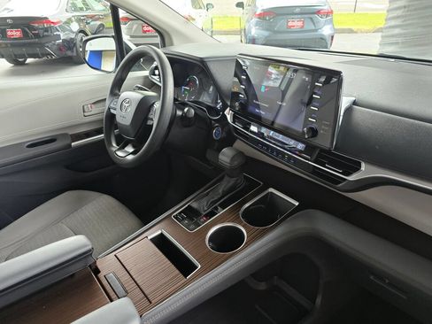 Used 2024 Toyota Sienna LE AWD/4WD image 10