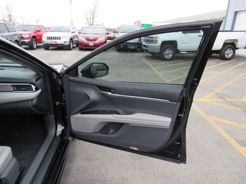 Used 2018 Toyota Camry SE image 26