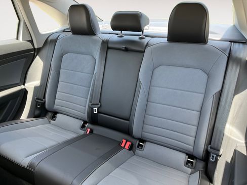 Certified 2025 Volkswagen Jetta SE w/ Sunroof Package image 16