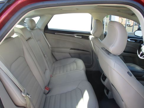 Used 2017 Ford Fusion SE w/ Fusion SE Technology Package AWD/4WD image 24