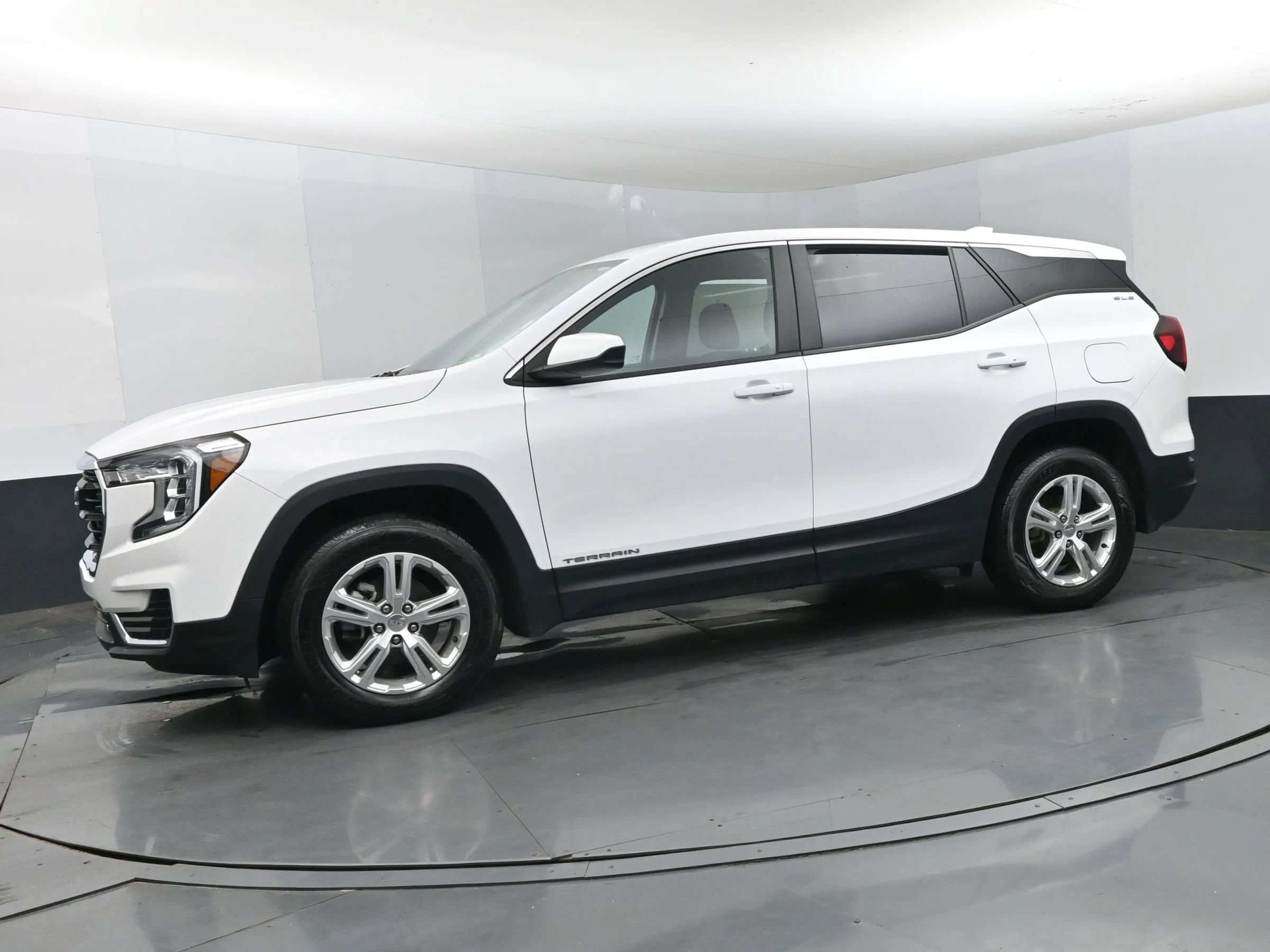 Used 2024 GMC Terrain SLE AWD/4WD image 5