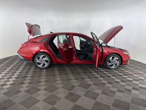 Used 2025 Hyundai Elantra SEL FWD image 18