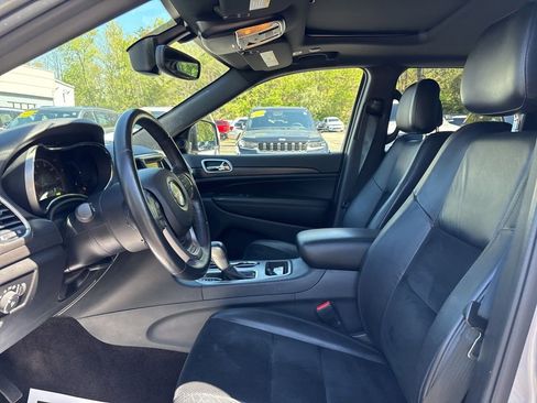 Used 2018 Jeep Grand Cherokee Altitude AWD/4WD image 9