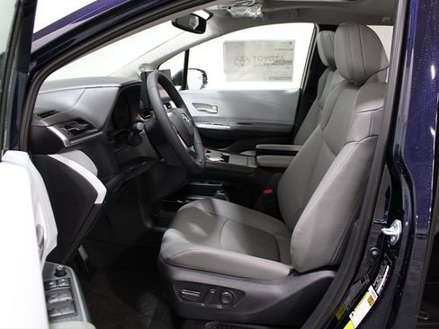 New 2026 Toyota Sienna XLE image 4