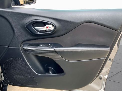 Used 2016 Jeep Cherokee Sport FWD image 23