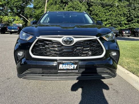 Used 2023 Toyota Highlander XLE AWD/4WD image 3