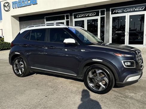 Used 2022 Hyundai Venue Limited image 7