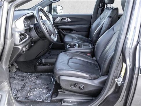 Used 2020 Chrysler Pacifica Touring-L image 11