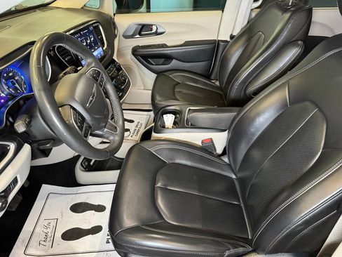 Used 2023 Chrysler Pacifica Touring-L FWD image 19