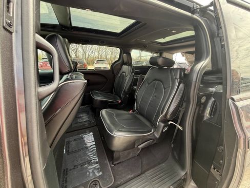 Used 2018 Chrysler Pacifica Limited w/ Advanced Safetytec Group FWD image 20