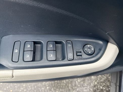 Used 2024 Hyundai Venue Limited image 15