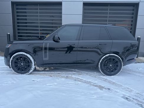 Used 2025 Land Rover Range Rover SE image 2