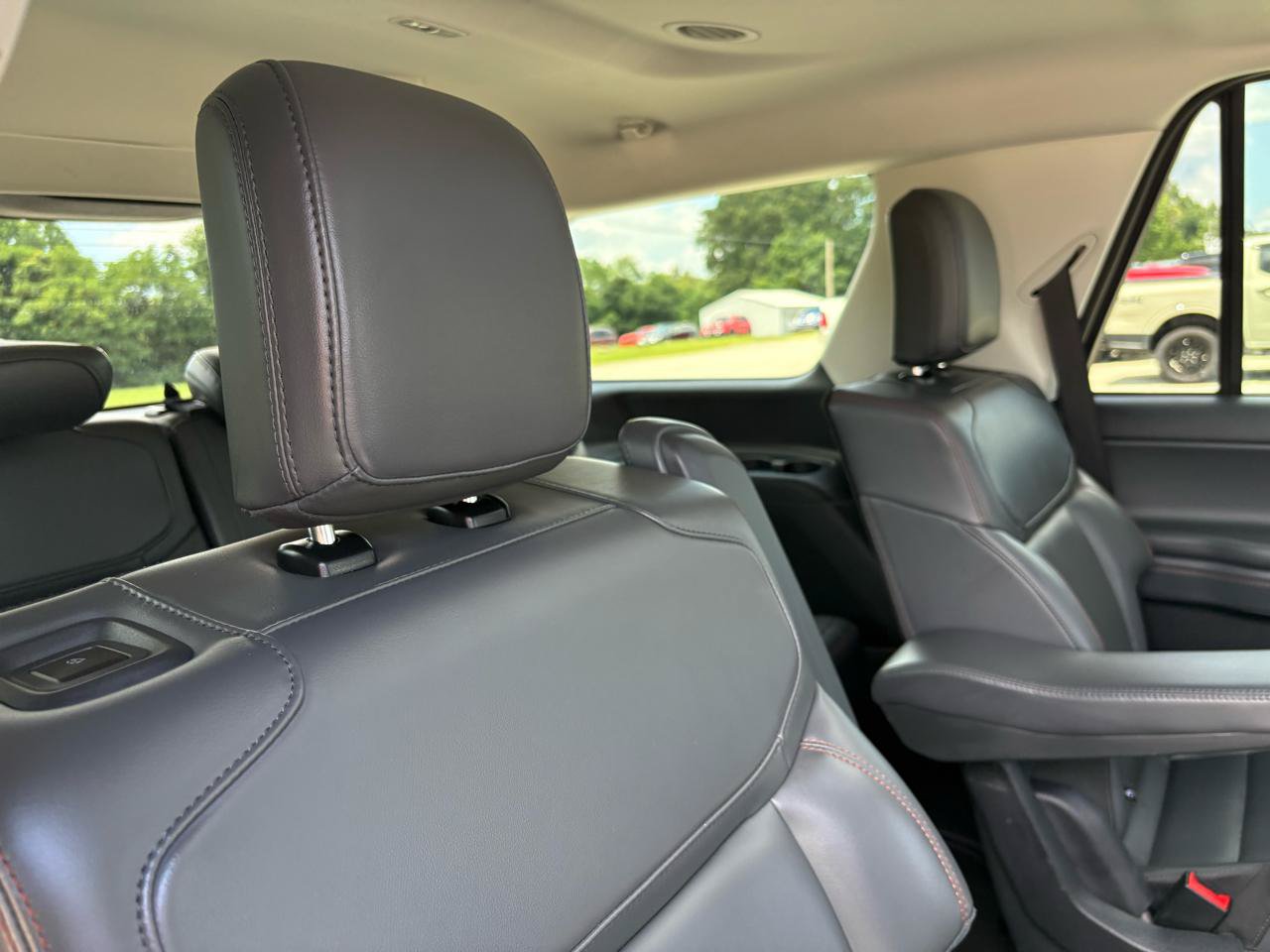 Used 2025 Ford Expedition Active AWD/4WD image 47