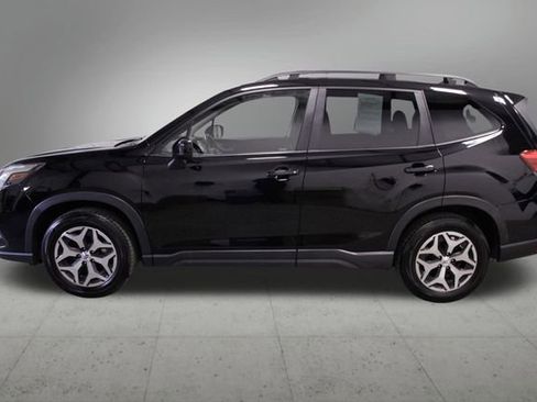 Used 2023 Subaru Forester Premium image 2