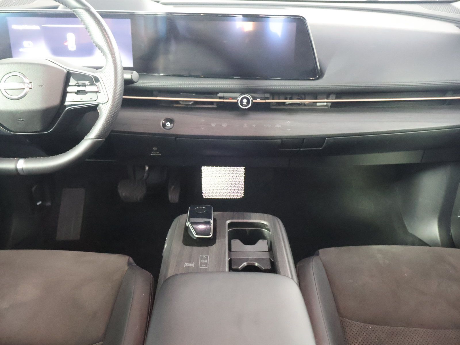 Used 2023 Nissan Ariya AWD image 29