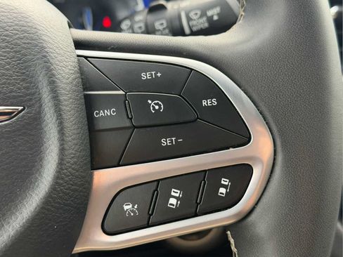 Used 2025 Chrysler Pacifica Select FWD image 10