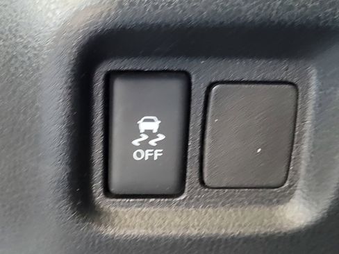 Certified 2016 Nissan Versa SV FWD image 8