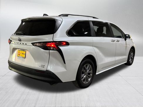 Used 2022 Toyota Sienna XLE AWD/4WD image 4