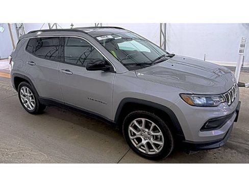 Used 2023 Jeep Compass Latitude AWD/4WD image 3