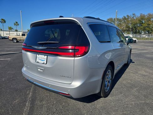 Used 2023 Chrysler Pacifica Limited image 4
