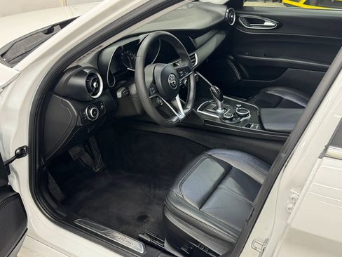 Used 2017 Alfa Romeo Giulia image 16