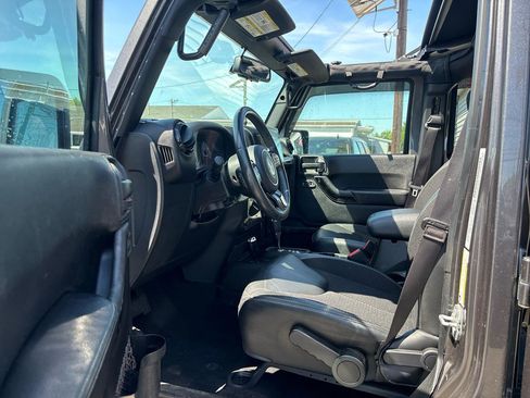 Used 2017 Jeep Wrangler Unlimited Sahara image 8