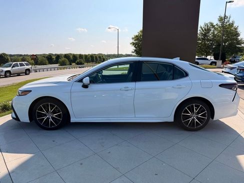 Used 2023 Toyota Camry SE w/ Convenience Package FWD image 2