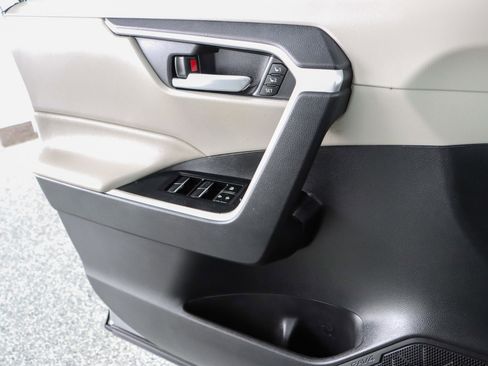 Used 2021 Toyota RAV4 XLE Premium image 22