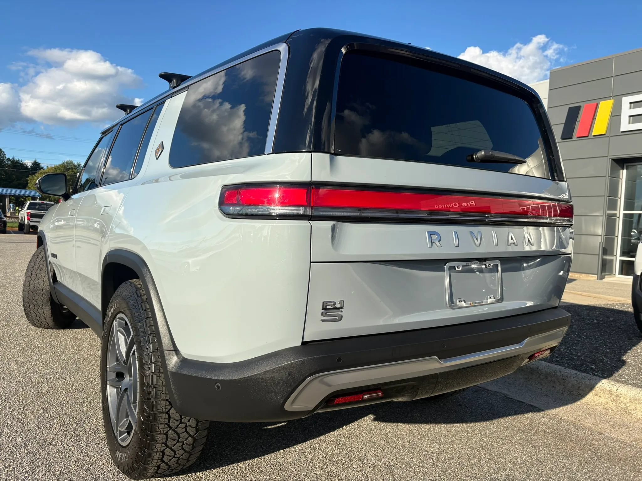 Used 2025 Rivian R1S Adventure Dual AWD/4WD image 3