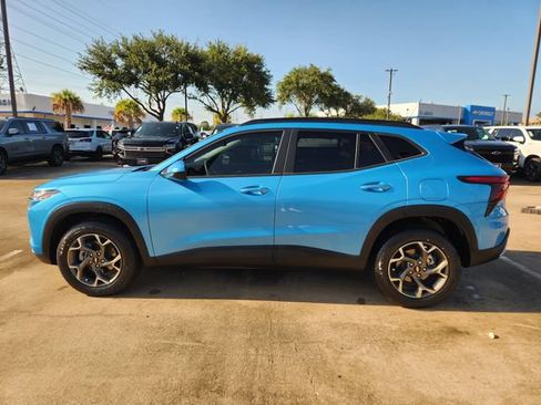 Used 2025 Chevrolet Trax LT w/ Driver Confidence Package FWD image 4