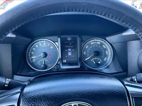 Used 2017 Toyota Tacoma TRD Sport AWD/4WD image 21