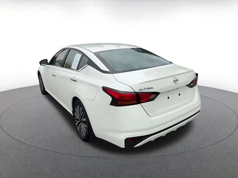 Used 2025 Nissan Altima 2.5 SV FWD image 12