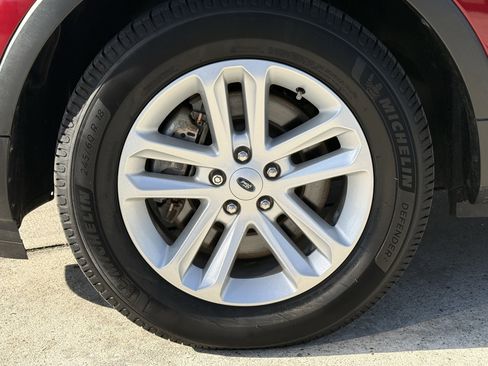 Used 2017 Ford Explorer XLT image 12